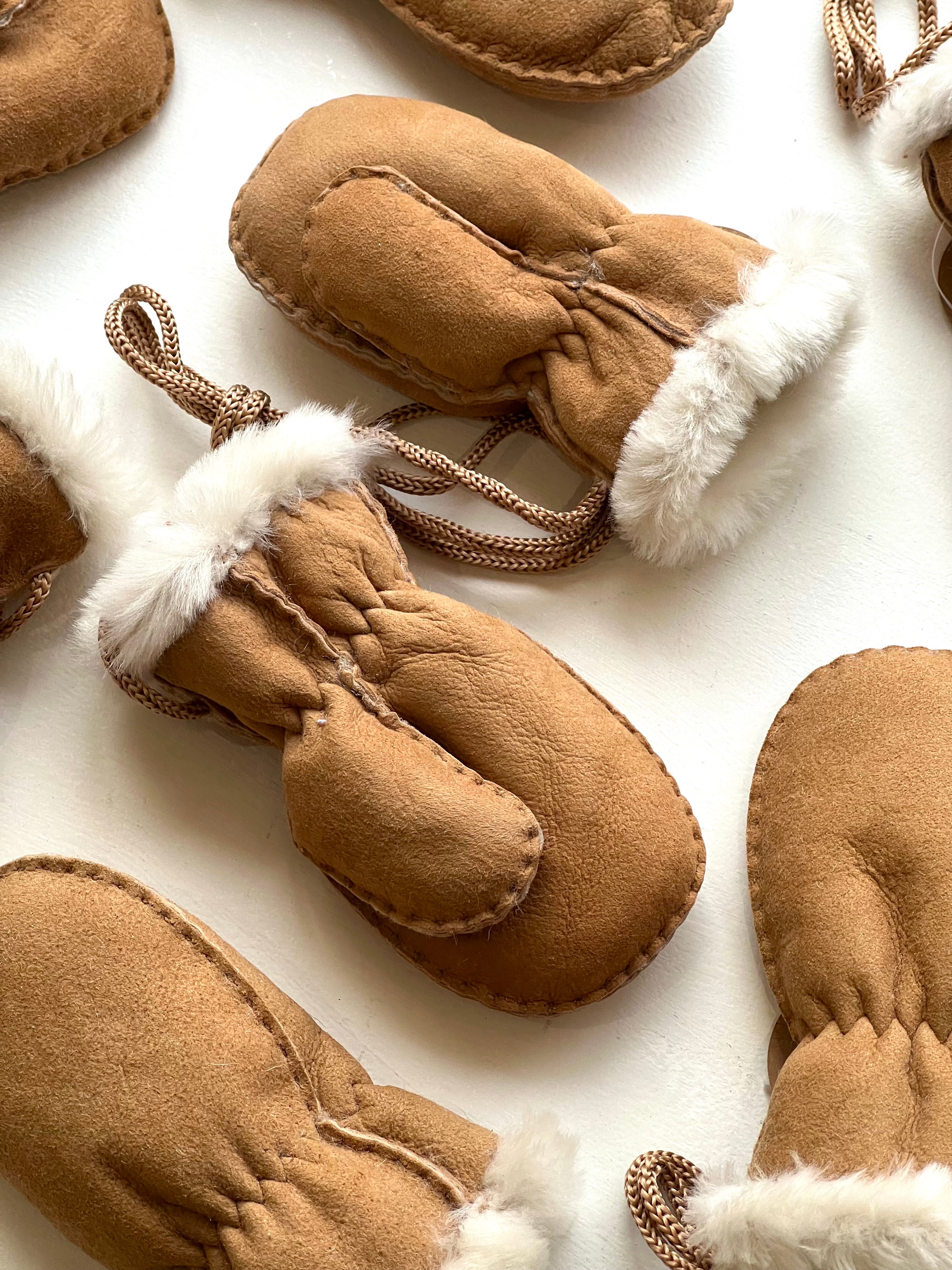 Baa Baby: Mittens with Thumbs