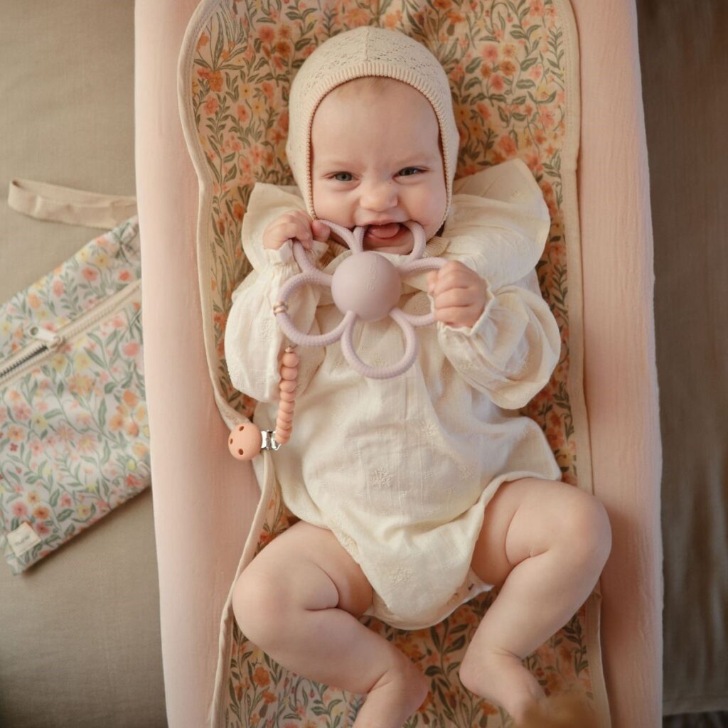 Mushie: Daisy Rattle